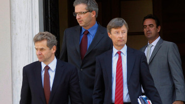 Σκληρό πόκερ για τη δόση: Μοιράζει «κίτρινες κάρτες» η Τρόικα