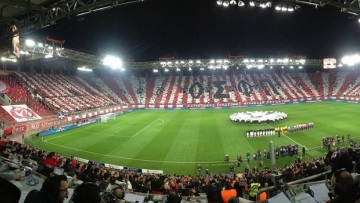 Eντυπωσιακό το κορεό των οπαδών του Ολυμπιακού στο «Καραϊσκάκη»