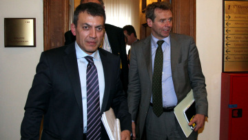 Βρούτσης-Τρόικα: Επί τάπητος η μείωση εισφορών και οι ομαδικές απολύσεις