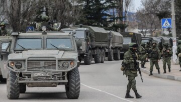 Ρώσοι στρατιώτες πήραν όπλα από στρατιωτικές εγκαταστάσεις στην Κριμαία