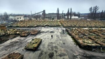 Δείτε φωτογραφίες από «νεκροταφείο» τεθωρακισμένων στην Ουκρανία