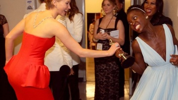 Jennifer Lawrence: Προσπάθησε να... κλέψει το χρυσό αγαλματάκι από τη Lupita Nyong'o