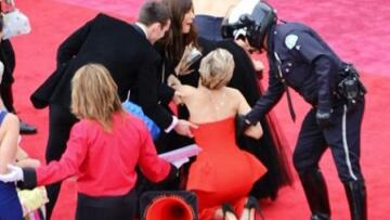 Όχι πάλι! Δείτε την τούμπα της Jennifer Lawrence στο κόκκινο χαλί