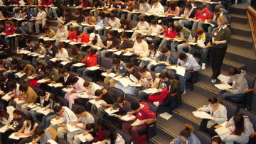 Διορία μέχρι Ιούνιο για 180.000 «αιώνιους» φοιτητές, αλλιώς διαγραφή 