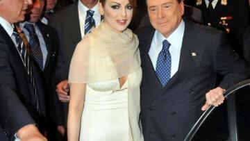 Μπερλουσκόνι: Από 'δω και μπρος θα... ντυθεί γαμπρός!