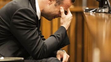 Τύφλα να 'χει η Μάρθα Βούρτση: Έκλαψε πάλι στο δικαστήριο ο Πιστόριους