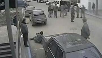 Βίντεο: Κουκουλοφόροι επιτίθενται σε δημοσιογράφους στην Κριμαία