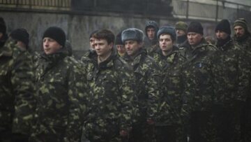 Ουκρανία: Εθνικιστές συρρέουν σε κέντρα κατάταξης εθελοντών