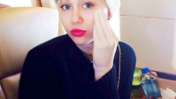 Η Miley Cyrus... ξαναχτύπησε ποζάροντας με «sex toy»