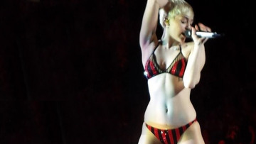  Miley Cyrus: Δεν πρόλαβε να αλλάξει κοστούμι και βγήκε στη σκηνή με τα εσώρουχα!