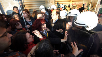 Μικροεπεισόδια στη συγκέντρωση των καθαριστριών έξω από το Λογιστήριο του Κράτους