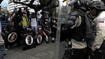 Βενεζουέλα: Στην πρώτη γραμμή με τις φωτογραφίες των νεκρών διαδηλωτών