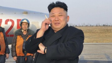 Βόρεια Κορέα: Δεν αφήνει το τσιγάρο ούτε στα νοσοκομεία ο Κιμ Γιονγκ Ουν