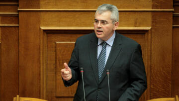 Επιμένει στην απειλή παραίτησης για το γάλα ο Μάξιμος Χαρακόπουλος