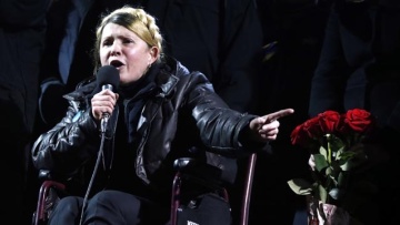 Με πατερίτσες βγαίνει από το νοσοκομείο η Τιμοσένκο