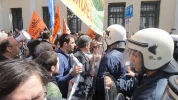 Βίντεο: Παρέλαση με επεισόδια και συγκρούσεις στην Καλαμάτα