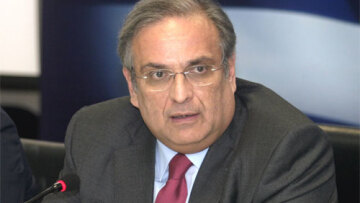 Παπαθανασίου: Δεν επιστρέφω στη Βουλή, παραμένω στα ΕΛΠΕ 