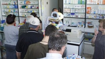 Απίστευτη ταλαιπωρία και ατελείωτες ουρές έξω από τα «φαρμακεία ασφαλείας»