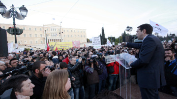 Τσίπρας στους συγκεντρωμένους: Έγινε κοινοβουλευτικό πραξικόπημα