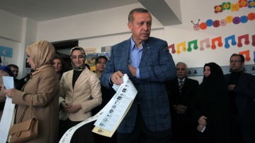 Θρίαμβος Ερντογάν στις εκλογές: «Οι πολιτικές της μονταζιέρας έχασαν» δήλωσε