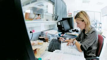 Αλαλούμ και ταλαιπωρία στις εφορίες για 1 εκατ. μισθωτούς με ανείσπρακτες αποδοχές