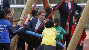 Φωτογραφίες: Ο πρίγκιπας Χάρι κάνει... κούνια με τα δεκάχρονα!