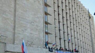 Ουκρανία: Ύψωσαν τη ρωσική σημαία στο κτίριο της διοίκησης στο Ντονέτσκ