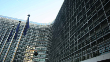 Κομισιόν: Ένδειξη ότι η ελληνική οικονομία ανακτά την εμπιστοσύνη των επενδυτών