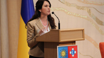 Ουκρανία: Η κομμουνίστρια που έριξε ξύλο σε ακροδεξιό μέσα στη Βουλή