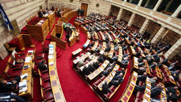 Σύγκρουση στη Βουλή για την έξοδο στις αγορές