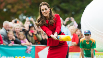 Δείτε την Κέιτ Μίντλετον να παίζει κρίκετ με... τακούνια