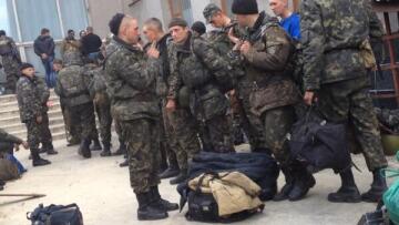 Ουκρανοί στρατιώτες αποσύρονται από το Σλαβιάνσκ - Εγκαταλείπουν τα τεθωρακισμένα τους