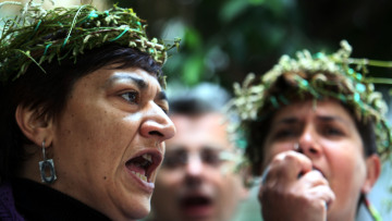 Οι καθαρίστριες διαμαρτυρήθηκαν βάζοντας ακάνθινα στεφάνια  