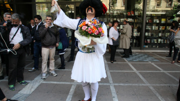 Ο Τσολιάς της «Ελληνοφρένειας» υποδέχθηκε Παπανδρέου και Κουβέλη στον Ιανό 