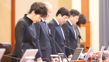 Πρόεδρος Ν. Κορέας: Ζητώ συγγνώμη από τις οικογένειες των θυμάτων του Sewol