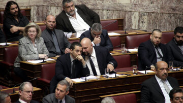 Στην Ολομέλεια της Βουλής η άρση ασυλίας τεσσάρων βουλευτών της Χ.A.