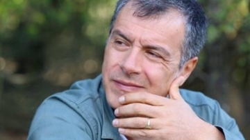 Ο Θεοδωράκης καλεί σε ντιμπέιτ Σαμαρά και Τσίπρα 