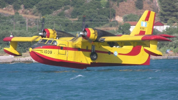 Πυροσβεστικό Canadair «ανετράπη» και βυθίστηκε στο Θερμαϊκό