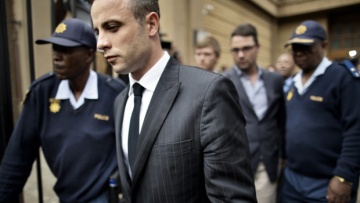 «Ούρλιαζε και προσευχόταν με τη Ρίβα στα χέρια», λέει γείτονας του Πιστόριους