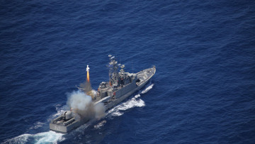 Δείτε εντυπωσιακές φωτογραφίες με βολές πυραύλων από πλοία του Πολεμικού Ναυτικού