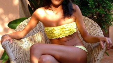 «Δεν είμαι πόρνη», δηλώνει η εκπρόσωπος της λίστας Τσίπρα με το μπικίνι