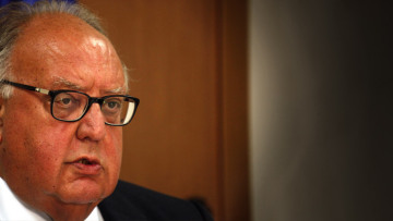 Παροξυσμός Πάγκαλου: «Νούμερο» ο Γλέζος, «βρoμερή φάτσα» η Δούρου