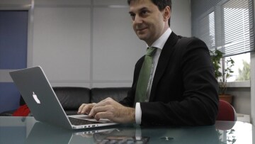 Θεοχάρης: Απόλυτη η προστασία λογαριασμών έως 1.500 ευρώ