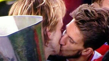 Φιλήθηκαν στο στόμα παίκτες της Σεβίλλης