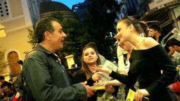 Μοναστηράκι: Στα «στέκια» των νέων ο Σταύρος Θεοδωράκης