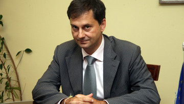 Οργή Μαξίμου για τον Θεοχάρη