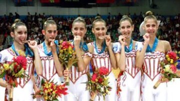 Οι συναθλητές της αποχαιρετούν την Άννα Πολλάτου...