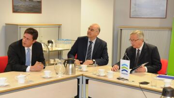 Βαρβιτσιώτης - Δένδιας ενημέρωσαν Γιούνκερ για τα «κύματα» μεταναστών στα θαλάσσια σύνορα