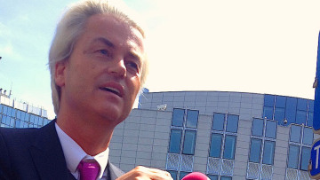 Ολλανδία: Ο ακροδεξιός Γκερτ Βίλντερς ψαλίδισε την ευρωπαϊκή σημαία έξω από την Ευρωβουλή 