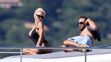 Pamela Anderson: Πόζες και φιλιά πάνω σε σκάφος